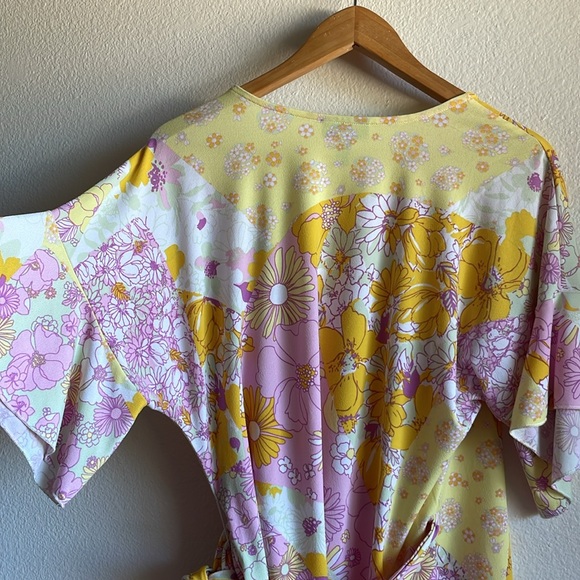 ModCloth Floral Wrap Tie V Neck Blouse in Floral Fields L - Picture 7 of 9